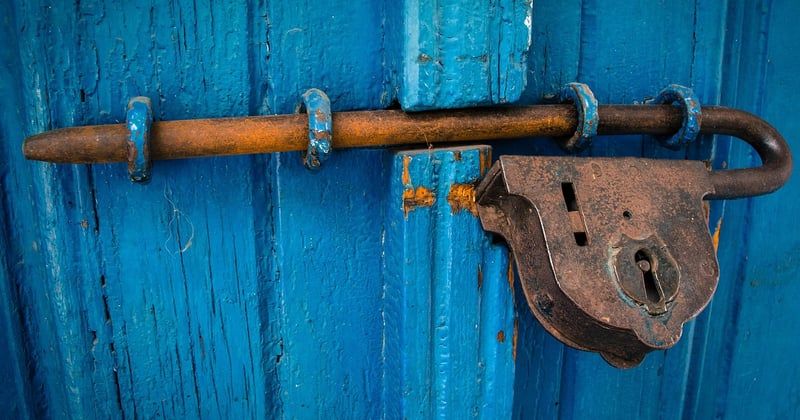 Verrou de porte qui tourne dans le vide : les 7 causes et solutions rapides